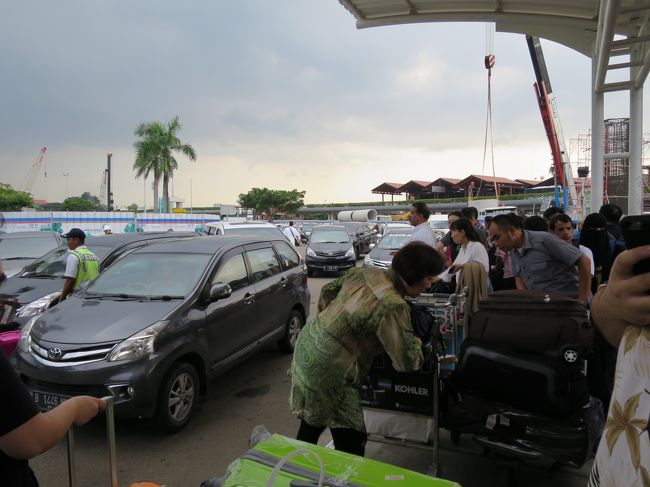 会社のドライバーと合流し、ここで車を待ちます。<br />相変わらず人と車がごった返してます。<br />待っている時に近くにいた日本人の「子供＋お母さん」の子供がお母さんに<br />「スカルノハッタ」空港の「スカルノ」って大統領の名前でしょと言い、<br />「ハッタ」てどういう意味と質問をしてましたがお母さんは「…」でした。<br />答えは副大統領の名前です。