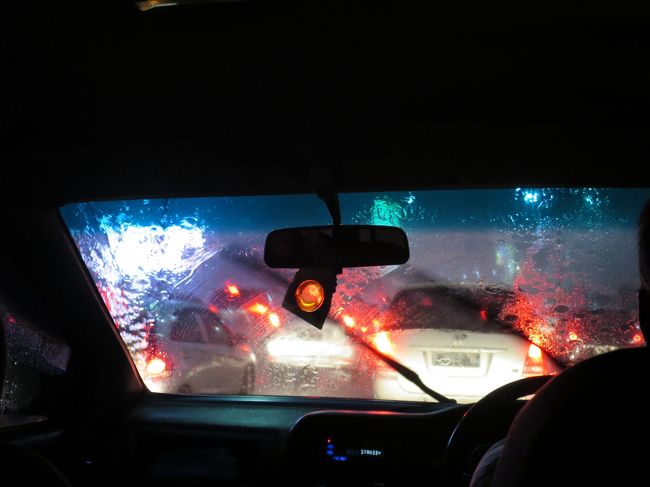 「カラワン」への道。<br />雨季だからしょうがないけど大雨で中央ジャカルタからブカシまで洪水で大渋滞。<br />いつもは北ジャカルタと中央ジャカルタと南ジャカルタの合流地点の0Kmポストを通過すると進むのですが、空港からカラワンまでの70Kmが4時間かかりました。<br />ちなみに会社の最高記録は7時間です。<br />