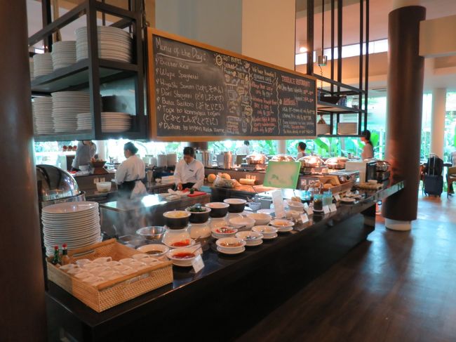 朝食は「テラスレストラン」です。<br />日本人の宿泊者が多いようで品名に日本語が併記されています。<br />卵料理は注文すると作ってくれます。<br />クロワッサンがお勧めです。<br />