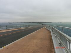 伊良部大橋に車を停めてしばし眺めます。
平な伊良部島がみえます。