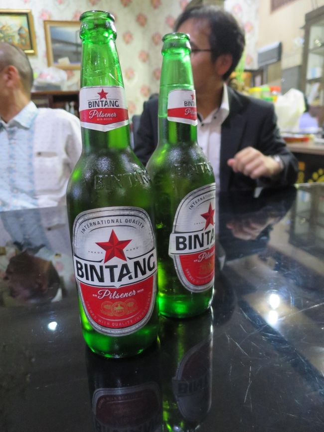 2日目の夕食は駐在者にインドネシア料理をリクエストしました。<br />駐在者が提示したのは<br />1.味は「美味しい」けど「ビールがない」所。<br />2.味は「まあまあ」で「ビールはあるけど冷えてない」所。<br />3.味は「普通」だけど「冷えてるビールが出てくる」所。<br />選択したのは3です。<br />