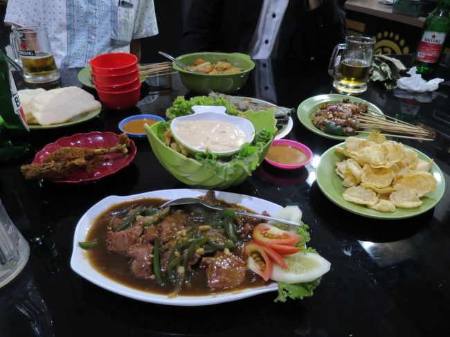 やって来た場所はLEBACK SARIという所です。<br />明日も仕事なので体調不調にならないように<br />（以前、インドネシアの洗礼を受けてるので）<br />日本人にも安心な「入門編」のインドネシア料理を<br />駐在者に注文してもらいました。<br />肝心なビールは最初の4本は冷えてたけど、<br />あとは常温（ぬるい）だったので氷を入れて飲みました。<br /><br />