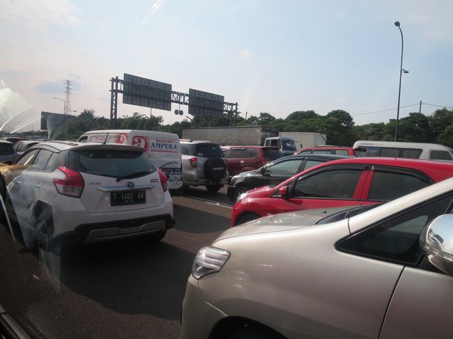 2日間の業務が終了し、空港への道です。<br />高速道路のチカランの料金所ゲート手前付近から渋滞開始！