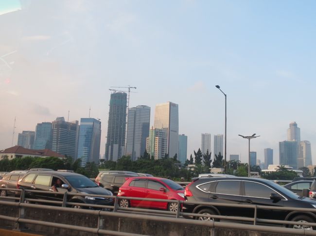 ジャカルタ市内も当然、渋滞中！<br />この日はインドネシアの3連休の前日で空港に向かう人が多かったのか、<br />空港の中まで渋滞して会社から空港まで3時間半かかりました。<br /><br />