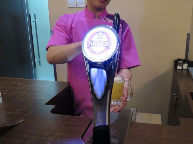 いつもは空港に早く着きすぎて、<br />航空会社のカウンターOPENまで時間つぶしに苦労するけど<br />今日は渋滞のおかげ？で<br />到着後すぐに航空会社のカウンターへ向かいラウンジへ直行しました。<br />ANKERビールを頂きます。