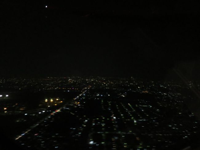 ラウンジ内で偶然タイ駐在でインドネシアの別の会社に出張していたMさんに遭遇、<br />タイはソンクラン休暇なので同じ便で日本へ一時帰国するそうです。<br />色々話混んでたら食べ物の写真とか撮るのを忘れました。<br /><br />写真は飛行機が離陸した所です。<br />バイバイ！ インドネシア。