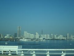 高速バスで帰ります。
横浜ベイブリッジから望むみなとみらい地区と横浜港。