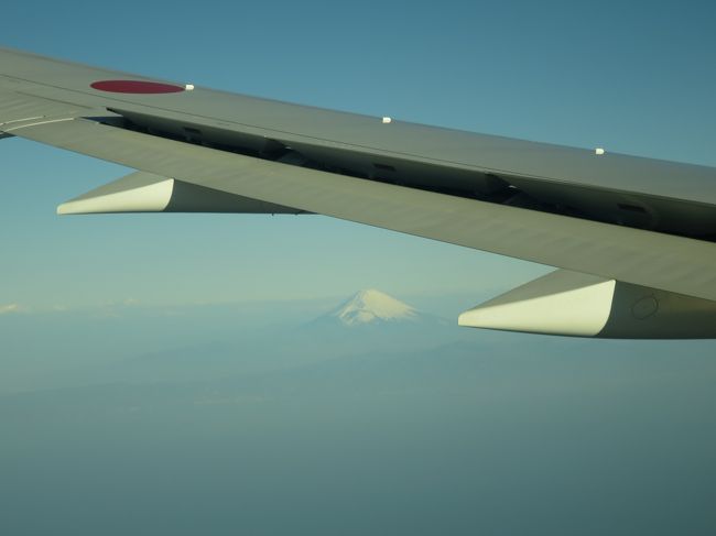 自席の「33A」からぼんやりと富士山が見えました。