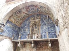 そして次の街、オビドスへ…。

ガイドブックの可愛らしい街並に刺激され、１度来てみたいと前々から思っていた街です。

そのオビドスの街の城門、立派なアズレージョです。