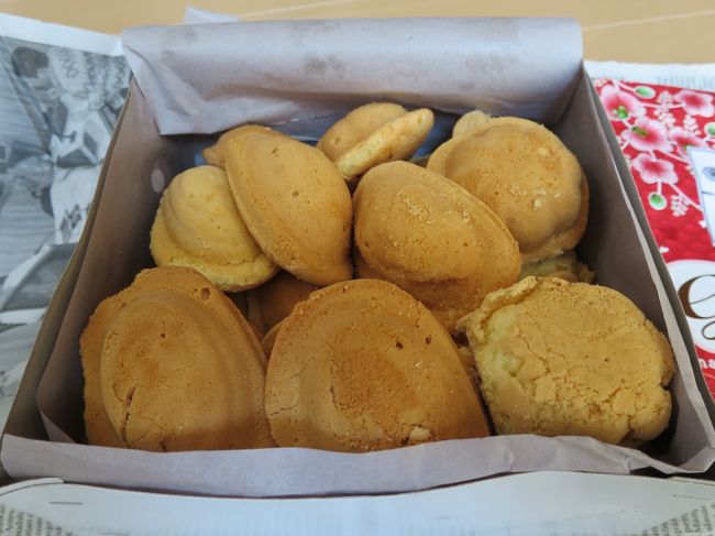 中身はスポンジケーキとビスケットの中間のような食感のお菓子でした。<br />普通に美味しかったです。<br /><br />おしまい。