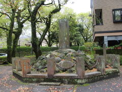 維新ふるさと館の駐車場前に、西郷隆盛生誕の地碑がありました。