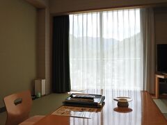 ベランダに出られるようになっている。早川や温泉街の旅館が立ち並ぶ景色が眺められる。


旅行記はこちら。
【湯本富士屋ホテル（眺望）】http://4travel.jp/travelogue/11231977