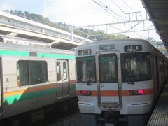 次のこの沼津行の電車の出発は08:23｡ちょっと時間がありました｡
と思ったら小田原07:57発熱海08:20着の電車の接続を待って出発｡
小田原であんなに急ぐことなかった…！