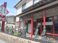 病院の前の中国料理陸茶坊
お店の前には銅像が並ぶ
※まだ開店前でした！