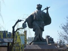 祇園四条駅近くに出雲の阿国像がありました