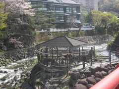 続いては独鈷の湯に｡

大同2年(807年)に弘法大師がこの地を訪れた時､桂川で病み疲れた父の体を洗う少年を見つけ､その孝心に心を打たれ「川の水では冷たかろう」と手にした独鈷鉾(仏具)で川中の岩を打ち､霊泉を噴出させたと言う｡そして､大師が父子に温泉療法を教えたところ､不思議なことに､父の10数年の痼疾はたちまち平癒したと伝えられ､この後この地方には温泉療法が広まったという｡いわゆる修善寺温泉発祥の温泉で､伊豆最古のものと言われている(2007年で開湯1200年)｡なお､現在は観光施設として管理されており､多くの方に見ていただくため､入浴はお断りしている｡