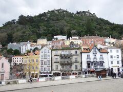 さて、お腹もいっぱいになり、ツアー後半にいざ出発～！

後半は、こちらシントラの街・レプブリカ広場からです。
シントラで一番有名なのはたぶん「ペーナ宮殿」だと思いますが、
昨年の娘との旅行でそちらは見学済みでしたので、
私の独断と偏見で省略。
今回は、このレプブリカ広場にある王宮を見学します。

