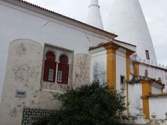 シントラ王宮への入場料は、一般６ユーロ、６５歳以上・シニアは４ユーロ、パスポート必須です。

こちら王宮のシンボルとも言える２本の巨大な煙突。