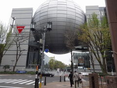 球体が、プラネタリウムなのかな。