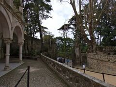 実は、シントラ王宮は初めこのツアーの予定に入っていなかったのですが、（私がリクエストしなかったため）、ガイドのえつ子さんのお勧めで，急遽見学する事になったのです。
なので、少しだけ、急いでの見学となりました。

今日のメインは、リパブリカ広場から車で10分程移動し、この入り口をはいって、すぐに見えて来る・・・、
