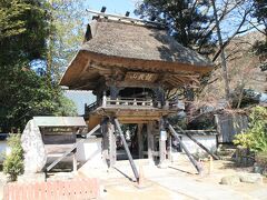 佛山寺、鐘楼門。
昨年の熊本地震で湯布院でも被害があった。
この門も倒壊寸前で・・・今も倒壊防止の支えが痛々しい・・・