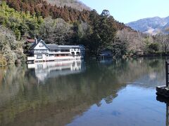 湯布院の見どころの一つ金鱗湖。
湖の周囲は台湾、中国、韓国など海外の人達ばかり・・・

駅までのメインストリートは大きく様変わりしていた・・・

美術館巡りをし、ゆっくり散策するはずだったのだが・・・
あまりの人の多さに辟易し、足早に駅に向かう・・・