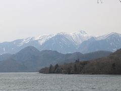 すぐに中禅寺湖に到着です。
去年登った日光白根山あたりでしょうか？今年も登りに行きますよ～！！
でも、まだまだ雪が沢山あります。雪が溶けるまでまだしばらくかかりそうですね…。