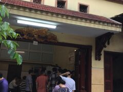 朝、7:00に起床。
朝ごはんにフォーを食べに。

ホテルを出るときに、ホテルの人にどこ行くの？と聞かれたので、
フォー食べに行くと言うと、
朝ごはんついてるよ、ここで食べなよと。

うん。知ってる、でもここのが食べたいんだよー
２回目の朝ごはん食べるからねって言って出発。
