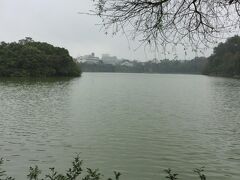 ホアンキエム湖。

ホテルの方がおすすめのスポット。

綺麗ではない(笑)
だけど、みんな写真撮ってました。
