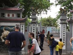 湖の真ん中にお寺がありました。
入るのに入場券が必要です。30,000ドン(約150円)でした。
ノースリーブとか、短パンはダメみたいです。
そういう服装の人は入り口で薄紫色のガウンのような、白衣のようなものを渡されて羽織るように言われてました。

羽織らないで入ろうとした外国人女性がめちゃ怒られてました。
郷に入りては郷に従えですな。