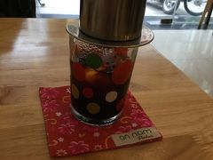 ちょっと歩いて、食後のコーヒー飲みたくなり日本人観光客の立ち寄りカフェ的な安南パーラーへ。

ベトナムコーヒー。50,000ドン。お昼と比較すると高め。
ただ、円に換算すると250円だから高くない。

ここはお土産も色々置いていて、何点かお買い上げ。
