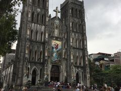 セントジョセフ教会。

ベトナム人はキリスト教が多いのか？お寺もあったから仏教かな？

