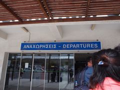 アテネへ向かいます。
空港小さく客が多いかつ人不足でチェックイン４０分以上並びました。