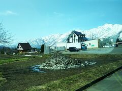 遠くにまだまだ雪をかぶった白馬山、鹿島槍ヶ岳が見えます。