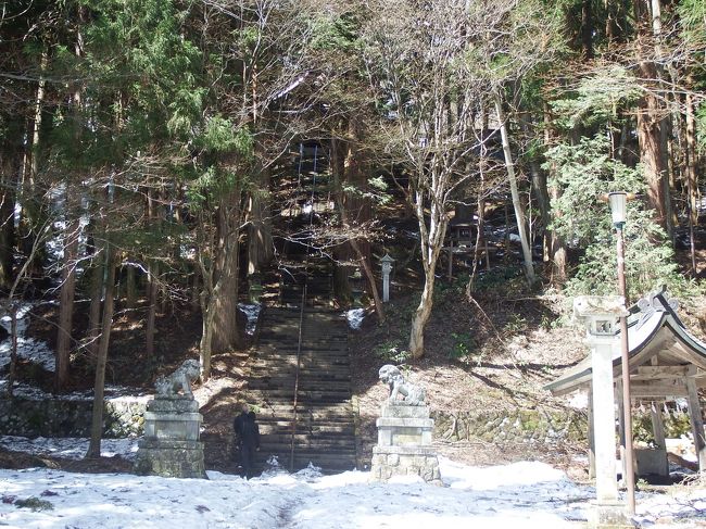 門前は残雪。<br />階段登りは滑って要注意でした。