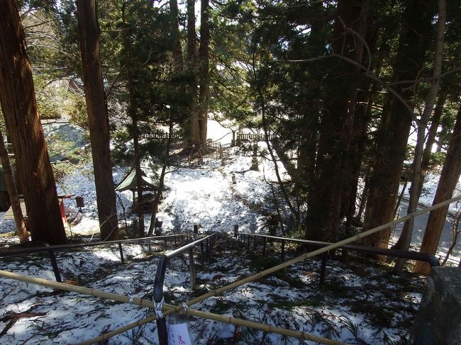 中社から見た階段。<br />雪多く、道路からの登りは不可。