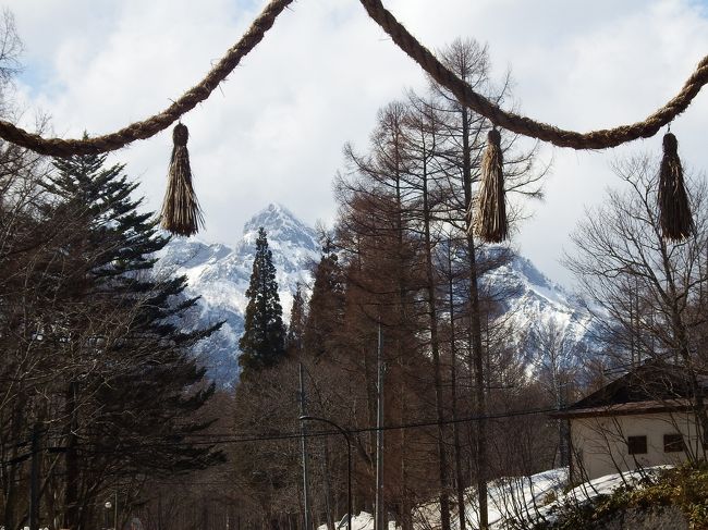 鳥居下からの景色、山は雪多し。