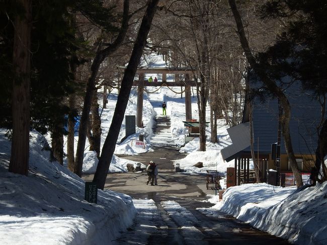 ここから奥社までは相当の距離。<br />おそらく雪も深い？<br />行くか行かないか？　思案