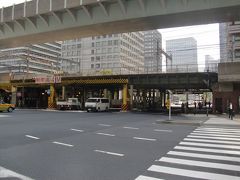東京-神田間



呉服橋（ごふくばし）架道橋
３６．１７ｍ（５６．７０ｆｔ）
鋼鐡製複線型橋桁使用
カンチレバー・プレート・ガーダー橋桁 支間３６．４×１連（２）
明治３６年（１９０３年）７月９日設計完了。
明治４３年（１９１０年）９月架橋。
該架道橋名は、該地に存在した外濠に架橋された呉服橋から採用されたものである。
永代通り（国道１号線）

東京都千代田区丸ノ内１-７
東海道本線東京駅丸ノ内北口 徒歩２分