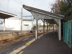 浅野駅でしばし駅観察をしていましたら、だんだんと日が傾いて来ました。

朽ち果てそうなホーム上屋と草ぼうぼうの廃線チックな線路。
とても首都圏とは思えない雰囲気を醸し出す浅野駅でした。

さて、鶴見線の最深部へと足を踏み入れて行きましょう。