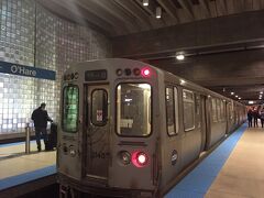 シカゴオヘア空港から中心部までは、地下鉄ブルーラインが乗り入れています。
ここからの発列車のみ、＄５でした。
利便さを考えて、3日券を20で買いました。
