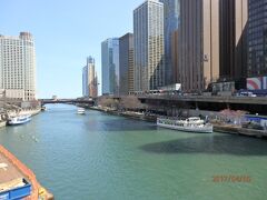 シカゴ川辺りはいい雰囲気。
観光船が出ていますが、さすがにちょっと風が冷たいかな。