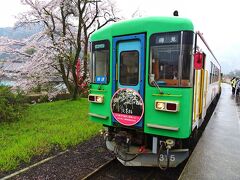 大垣駅から「淡墨桜」号に乗って，40分弱で谷汲口駅に到着

「淡墨桜」は翌日観に行きました
