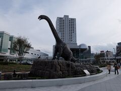 JR福井駅前
恐竜の後ろにある球体は、西口再開発ビル「ハピリン」のプラネタリウムです。
（「ハピリン(Happiring)」は、「ハッピー」と輪の「リング」を掛け合わせ）