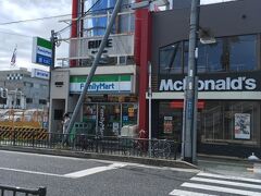 馴染みのファミリーマート石山駅前にも立ち寄ってタバコを購入します。