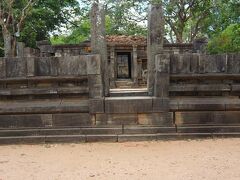 シヴァ デヴァーラヤNo.1

スリランカでは珍しいヒンドゥー教の寺院です。


仏教遺跡の中心地、クワドラングルに移動してきました。


