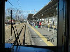 松田駅のホームには大勢の乗客が待っています。

10:11　松田駅に着きました。（国府津駅から21分）

2両編成のため松田駅発車後はラッシュ並みの混雑です。（座っていたら富士山を撮影すことができませんでした）