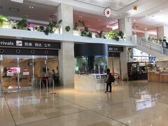 思っていたよりもコンパクトな空港でした。
でも新しくて何もかも奇麗。
飛行機の中でも食べたけど、空港でも食べたい！！
出発前に下調べして美味しそうなお店を見つけていました。