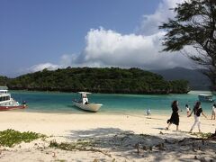 次は川平公園へ。
川平湾は透明度が抜群で、沖縄の海よりも奇麗。
まさにオーシャンブルー。
