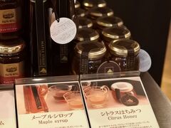 メープルシロップとシトラスはちみつは、フロント横の「ピコット」で販売している。